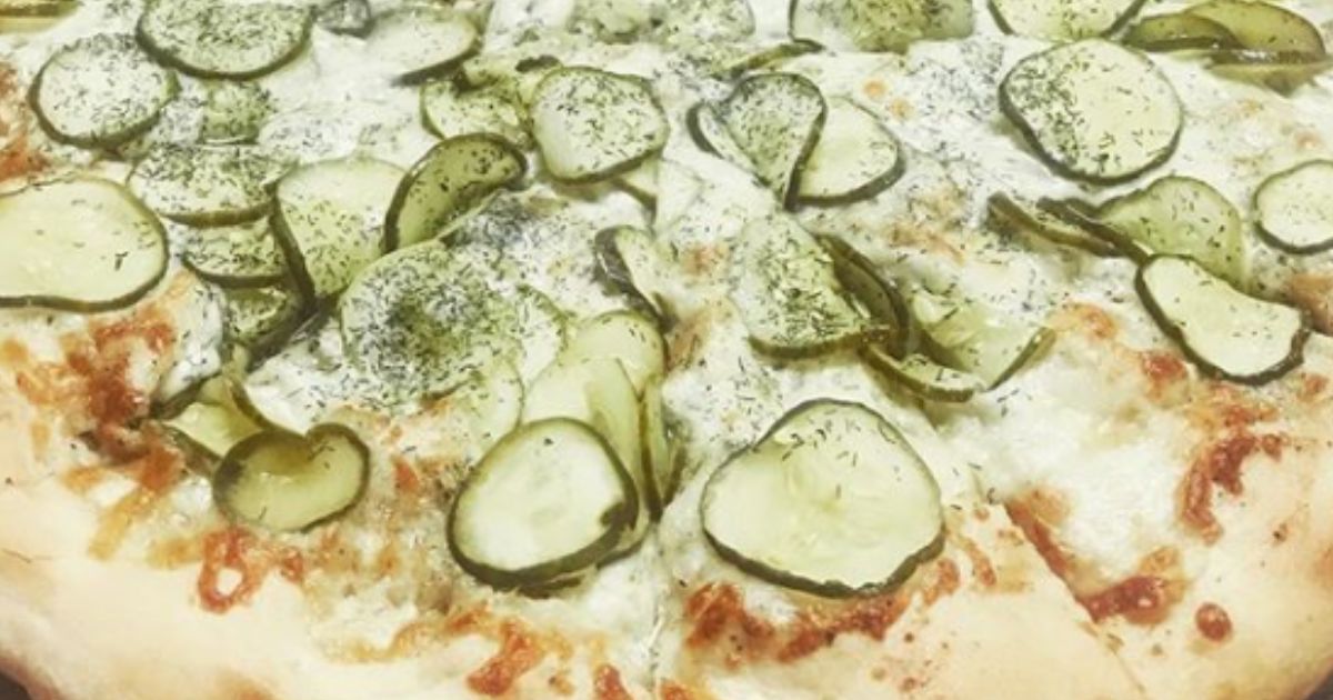 Pizza z ogórkami kiszonymi w roli głównej. To strzał w 10, czy kompletna klapa?