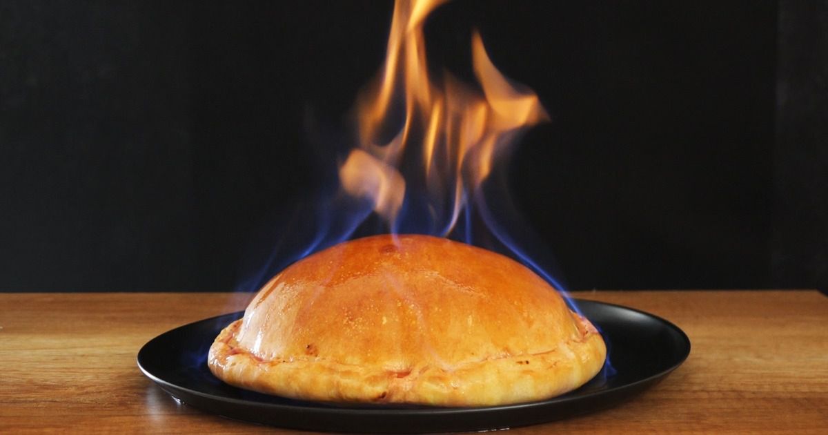 Przygotowanie tej pizzy to niesamowite widowisko. Ciasto płonie prawdziwym ogniem!