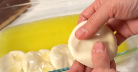 Przepis na nietypowe pierożki podbił internet. Wystarczą trzy składniki!