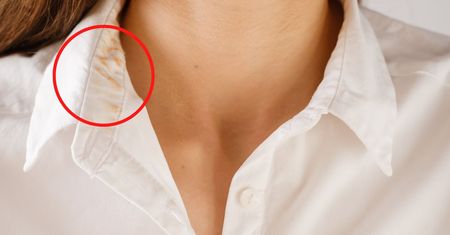 Plamy z fluidu? Jeden kosmetyk poradzi sobie z nimi jak żaden inny!