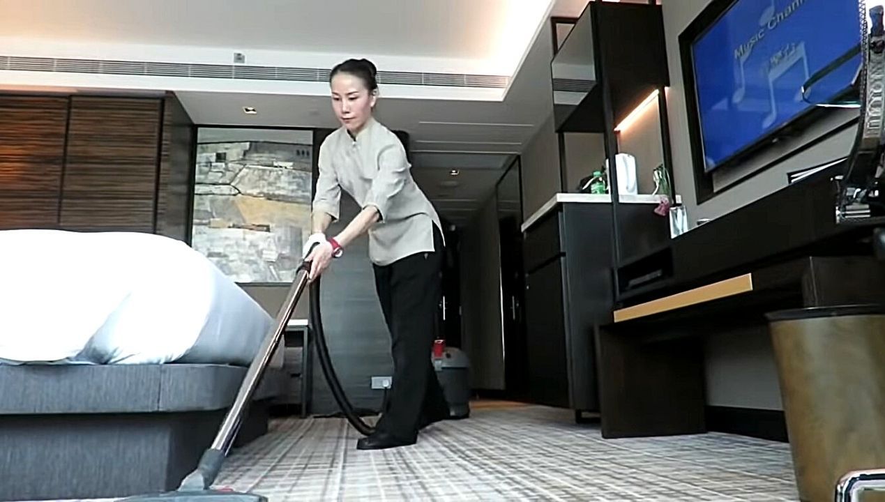 Jak szybko i efektywnie posprzątać mieszkanie? Pokojówka zdecydowała się ujawnić swoje triki