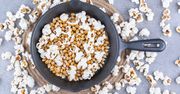 Znów na dnie garnka z popcornem zostały ci całe ziarna? Oto dlaczego tak się dzieje