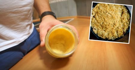 Stanął przed kamerą i zrobił szarlotkę w słoiku. Rewolucyjny deser pokocha każdy