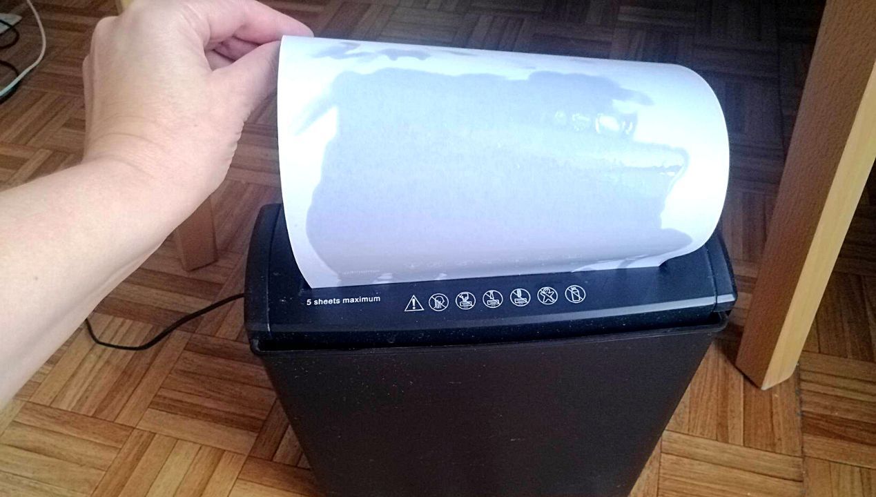 Polej tym kartkę i przepuść przez niszczarkę. Urządzenie będzie działać jak nowe!