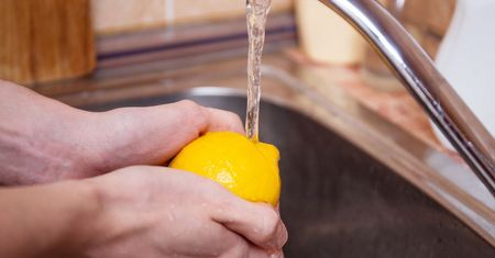 Na skórce cytryny znajduje się dużo pestycydów i chemii. Tak szybko się ich pozbędziesz