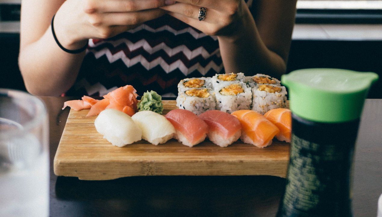 Sushi wcale nie trzeba jeść pałeczkami. Jest na to znacznie prostszy sposób