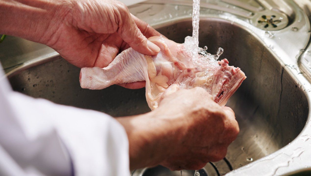Opłukiwanie surowego mięsa bieżącą wodą nad zlewem do duży błąd. Oto dlaczego