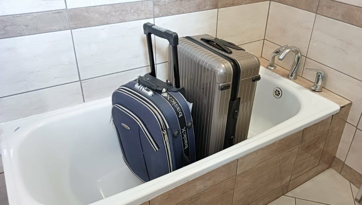 Zawsze wstawiaj walizki do wanny zaraz po wejściu do pokoju hotelowego!