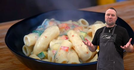 Aksamitny makaron z przepisu Tomasza Strzelczyka. Kucharz ma patent, który po stokroć podkręca smak sosu