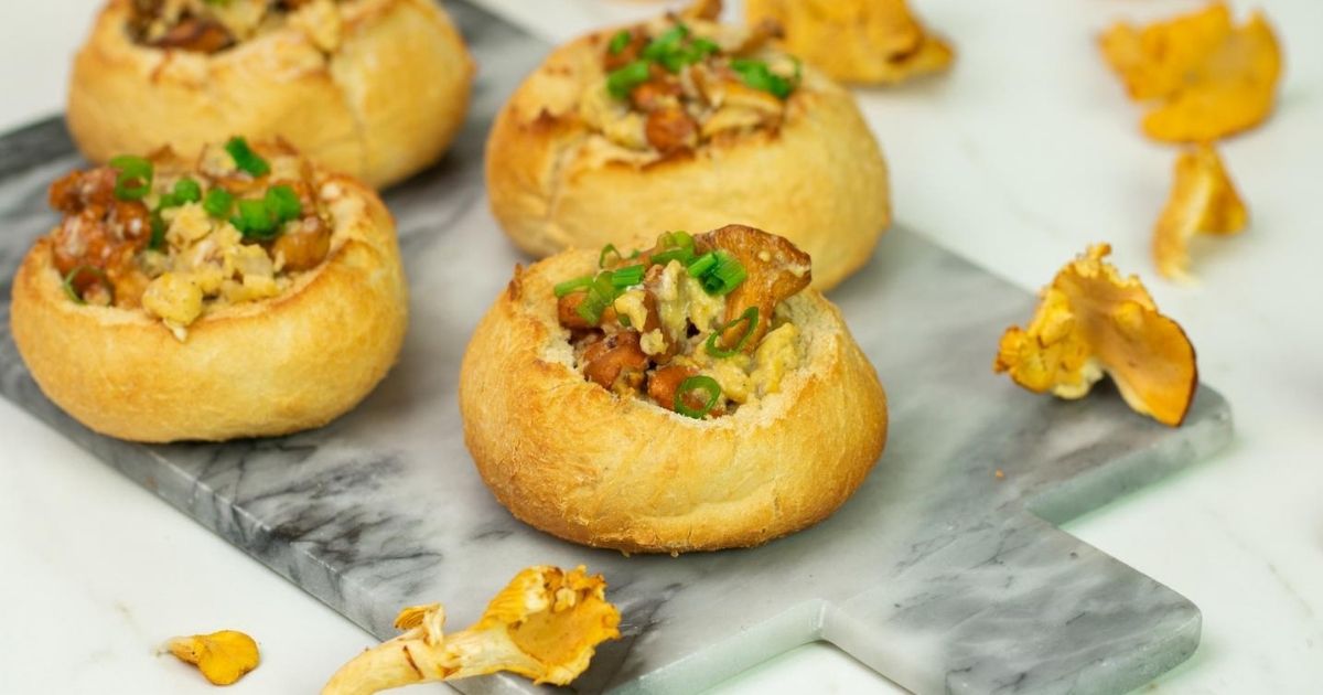 Jajecznica z kurkami podana w zapieczonej bułce