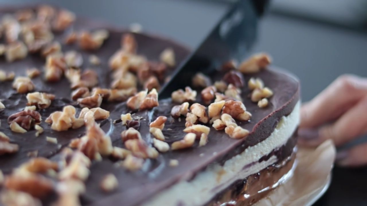 Ciasto bez pieczenia - Pyszności; foto: kadr z materiału na kanale YouTube: Prosty przepis na