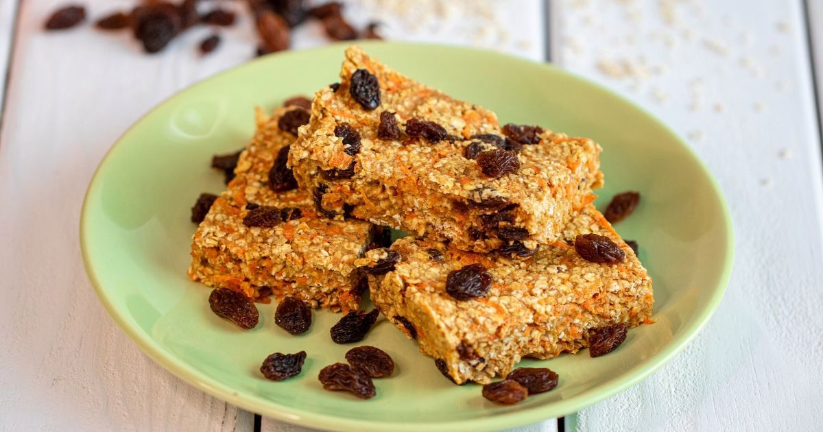 Batony owsiane z marchewką i rodzynkami dla malucha