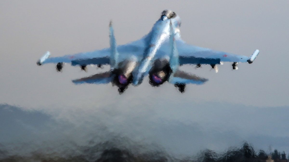 Rosyjski samolot Su-35 startuje z bazy Humajmim w Syrii