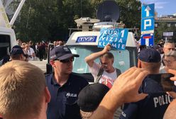 Szarpanina przy samochodzie TVP na proteście KOD. Interweniowała policja