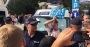 Szarpanina przy samochodzie TVP na proteście KOD. Interweniowała policja