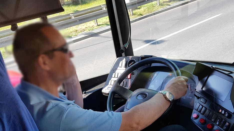 Mężczyzna mimo odpowiedzialności za pasażerów rozmawiał przez prywatną komórkę