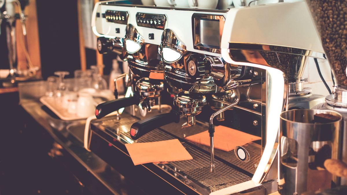 Czyszczenie ekspresu do kawy to złożony proces - jedne elementy wymagają codziennego przepłukiwania, inne wystarczy konserwować raz w miesiącu lub nawet co kilka miesięcy