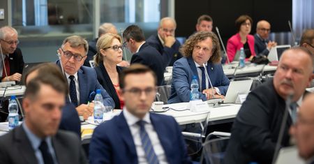 Obietnice PiS realizowane kosztem rozwoju - twierdzą samorządy. Rząd sprawdza