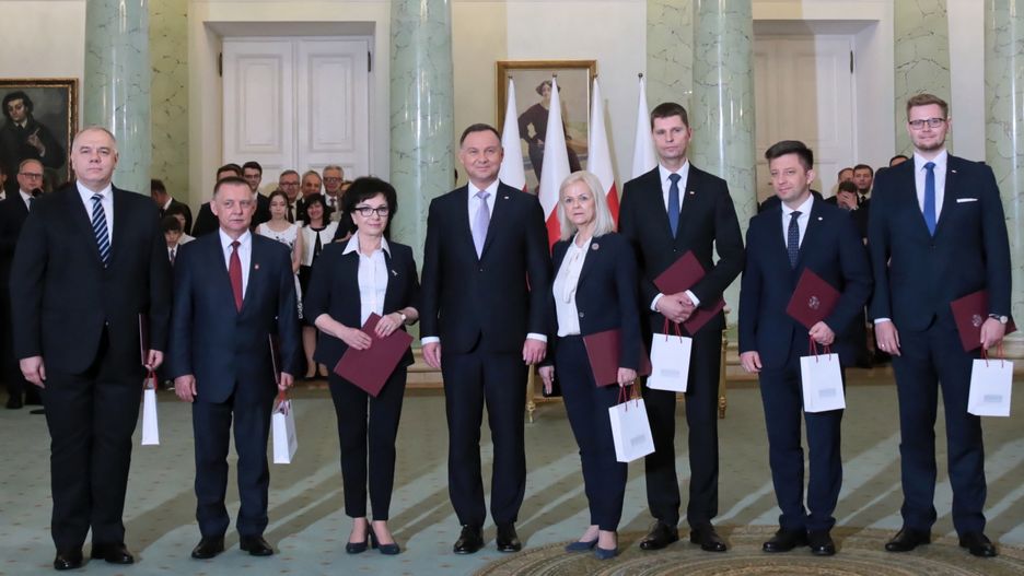 Sekretarz stanu w Kancelarii Prezesa Rady Ministrów Jacek Sasin, minister finansów Marian Banaś, minister spraw wewnętrznych i administracji Elżbieta Witek, prezydent Andrzej Duda, minister rodziny, pracy i polityki społecznej Bożena Borys-Szopa, minister edukacji Dariusz Piontkowski, członek rady ministrów Michał Dworczyk i minister do spraw pomocy humanitarnej Michał Woś 
