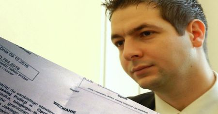 Poseł Jaki doniósł na mieszkańców, którzy przyszli do jego biura poselskiego? Przesłuchuje ich policja