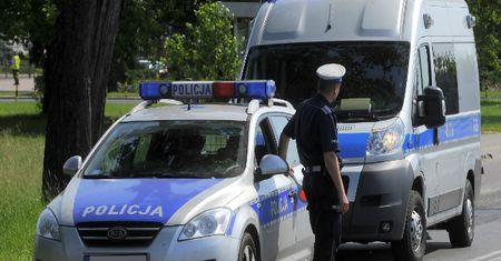 Pijany kierowca chciał zepchnąć auto z drogi i odgrażał się kierowcy. Pech chciał, że była to policja