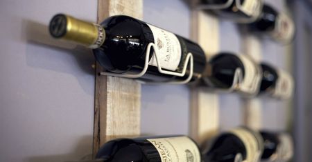 Absurdalna decyzja parlamentu. Wino nie jest już... alkoholem