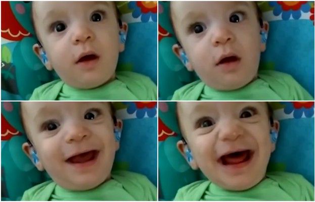 Promienny uśmiech chłopca, który po raz pierwszy w życiu słyszy swoją mamę
