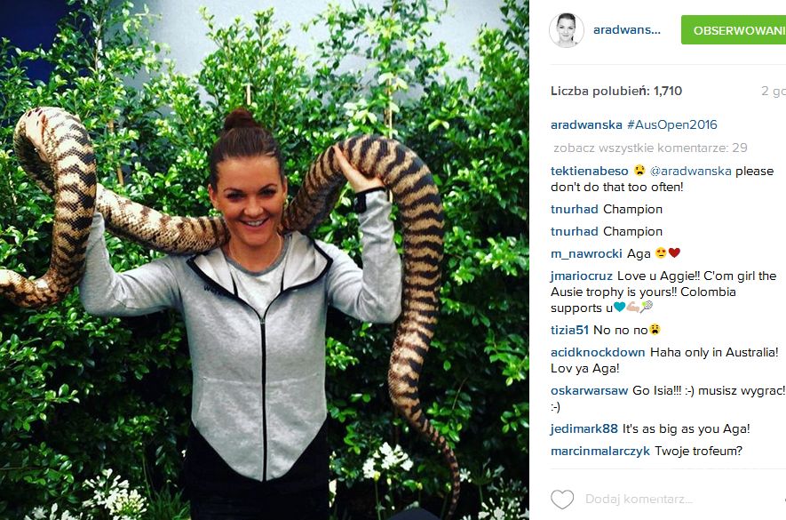Agnieszka Radwańska pozuje z wężem