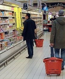 Małe i duże sklepy walczą o klienta