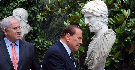 Włosi głosują, Berlusconi z 25-latką - zdjęcia nie kłamią