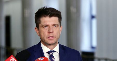 Koniec miesiąca miodowego „zjednoczonej opozycji”? Wyjazd Petru premiuje Schetynę