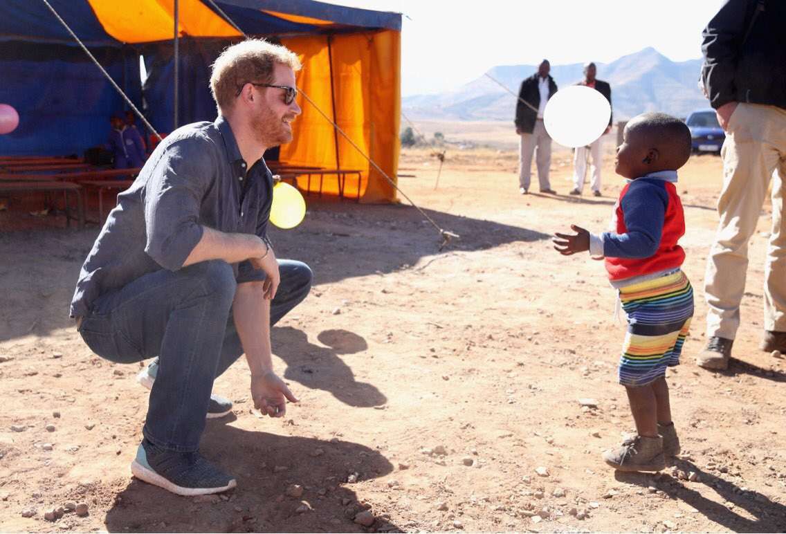 Książę Harry i zdjęcia z Afryki