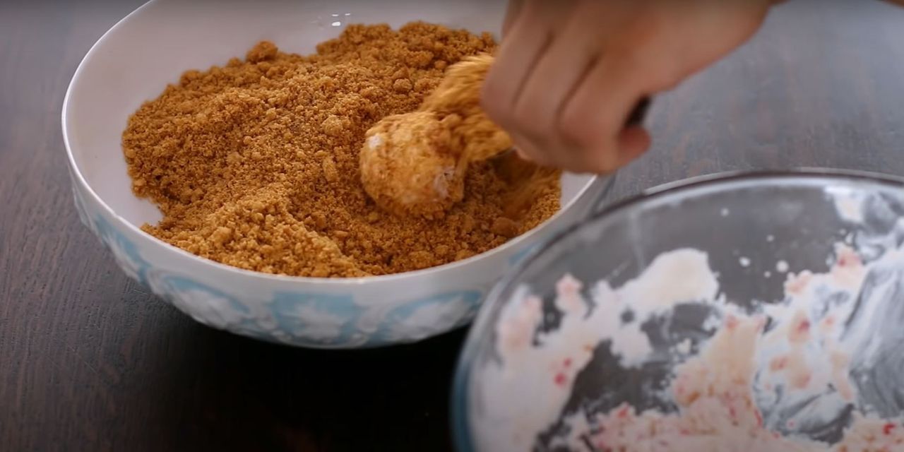 Mini kulki sernikowe - Pyszności; Foto kadr z materiału na kanale YouTube Home Cooking Adventure