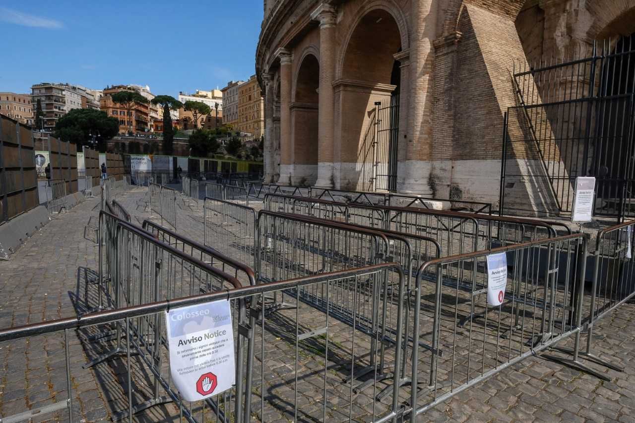 Tłumnie odwiedzane miejsca opustoszały. Nie ma w nich żywej duszy