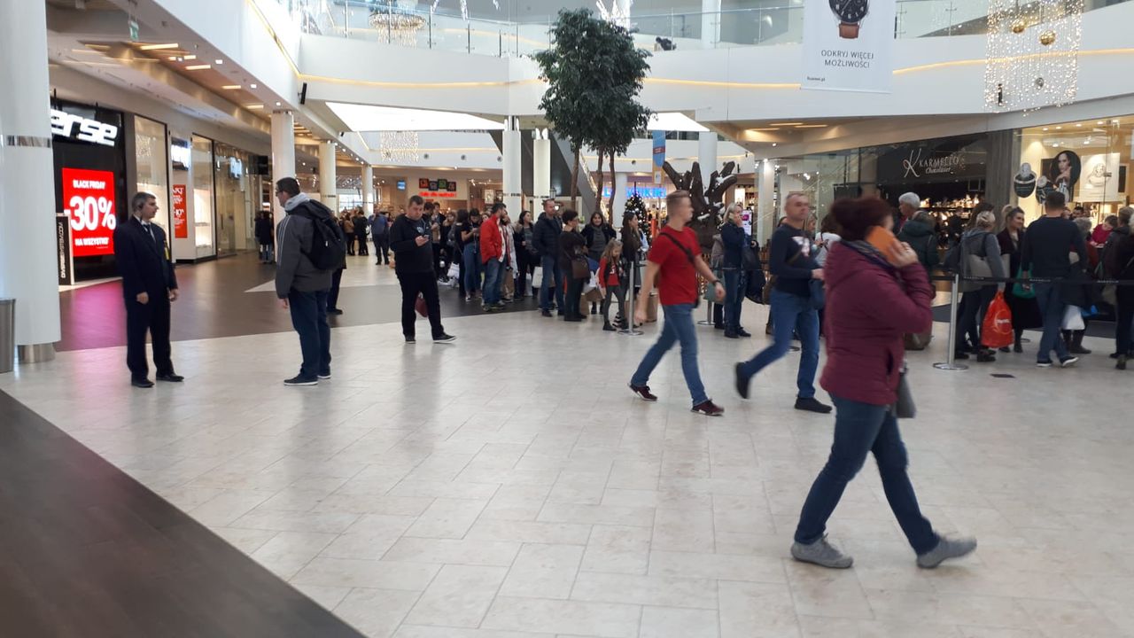 Black Friday 2019 w praktyce. Tłumy we wrocławskiej galerii handlowej