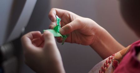 Guma do żucia przykleiła się do ubrania? Pozbędziesz się jej w mniej niż minutę i to za darmo