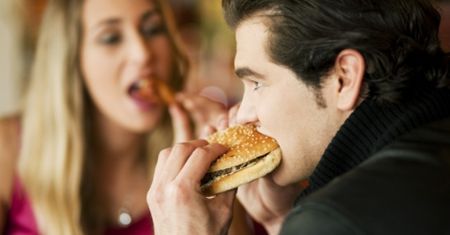 Jesz hamburgery? Możesz być bezpłodny!