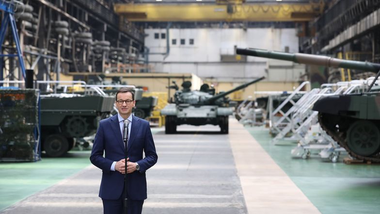 Mateusz Morawiecki ogłosił w zakładach Bumar Łabędy modernizację czołgów T-72