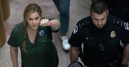Amy Schumer i Emily Ratajkowski aresztowane. Protestowały przeciwko sędziemu oskarżanemu o molestowanie