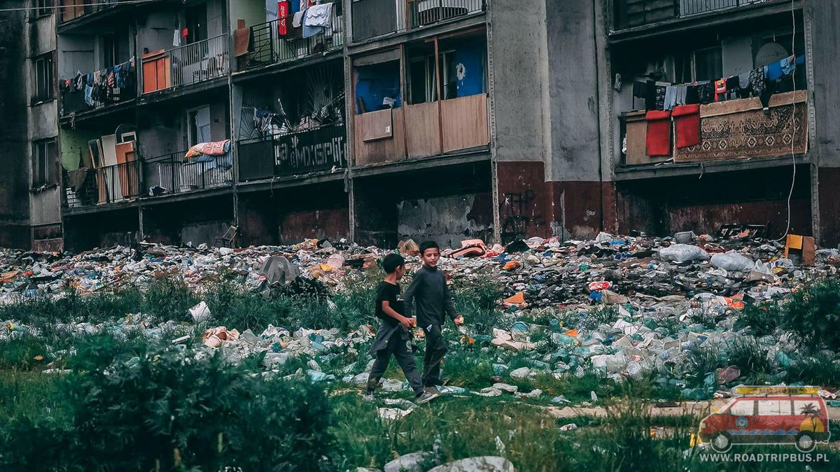 Polacy spędzili tydzień w największym na świecie romskim getcie. Nagrali wstrząsający film