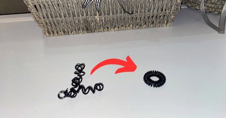 Rozciągniętą gumkę do włosów da się naprawić! 1 trik i 4 minuty, a będzie jak nowa