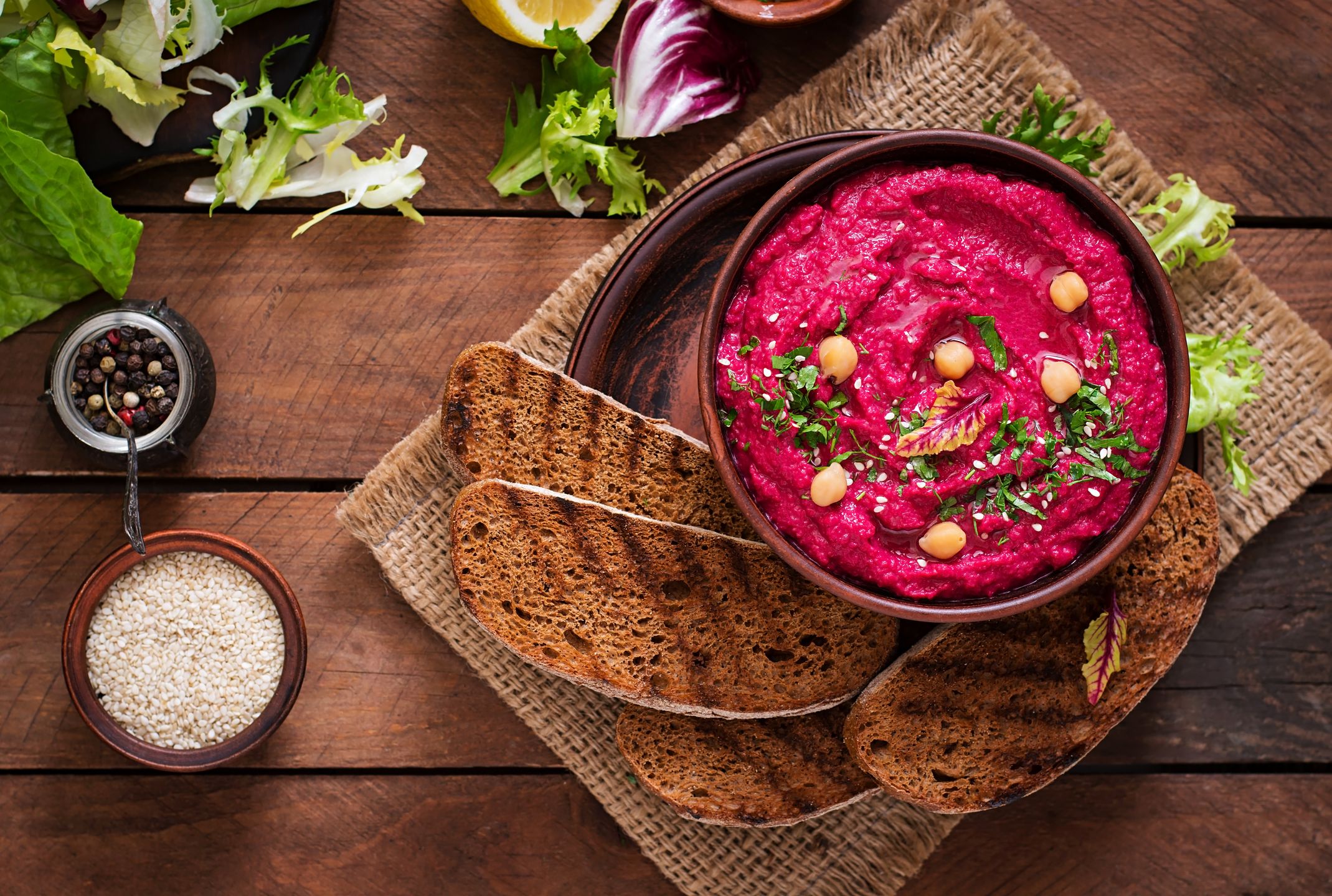 Hummus z buraka o zachwycającym kolorze