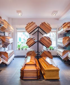 Wybuchające trumny. Dziwna moda na żegnanie zmarłych coraz bardziej niebezpieczna