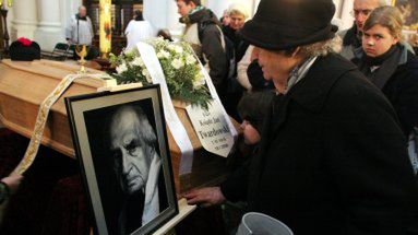 Wprowadzenie trumny z ciałem księdza Jana Twardowskiego