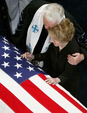 Wałęsa weźmie udział w pogrzebie Reagana