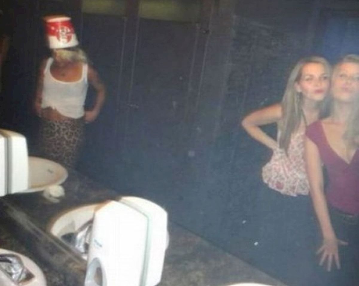 12 najdziwniejszych zdjęć zrobionych w toaletach. Selfie się chowają!