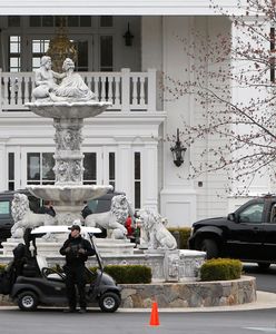 Fox News tweetuje, że Donald Trump pracuje w Białym Domu. A prezydent jest w klubie golfowym