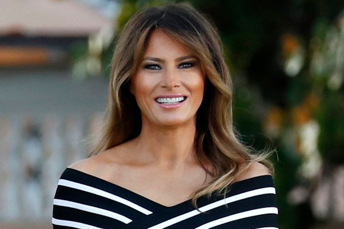 Głęboki dekolt i modny print. Melania Trump uwodzi na oficjalnym spotkaniu