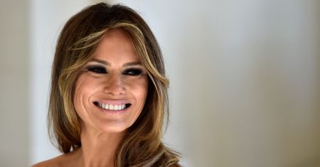 "Myli wybieg z czerwonym dywanem polityki". Kilka słów o stylu Melanii Trump