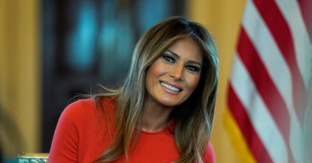 Melania Trump wysyła podprogowe sygnały. Jej stylizacje mówią więcej niż tysiąc słów